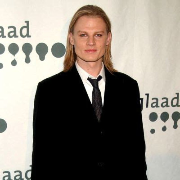 
Jeffrey Carlson Family: Is He Dating Anyone? Wiki & Siblings 