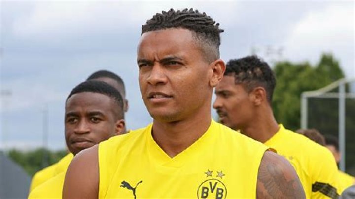 
Man City In Talks With Borussia Dortmund For Manuel Akanji 