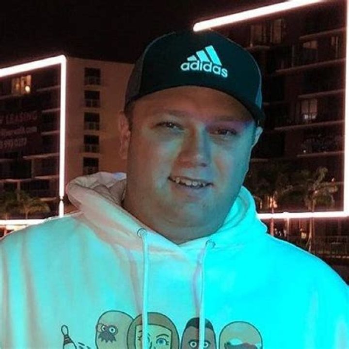 Poofesure’s Biography: Real Name, Face, Net Worth, Girlfriend