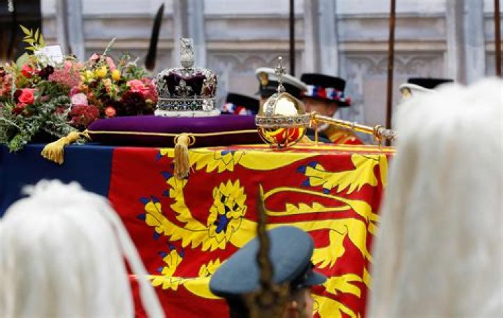 
Queen Elizabeth’s Coffin Brought To Buckingham Palace As Meghan Markle And Prince Harry Join Royals 