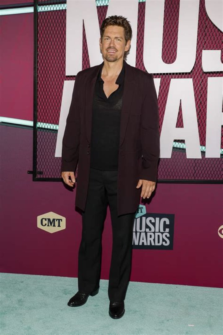 Steve Howey Height, Weight, Net Worth, Age, Birthday, Wikipedia, Who, Nationality, Biography