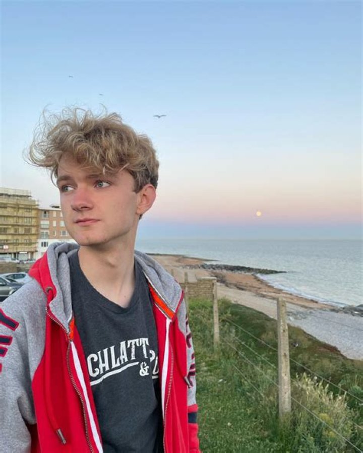 Thomas Simons – Tommyinnit Height, Age, Girlfriend, Biography, Wiki, Net Worth